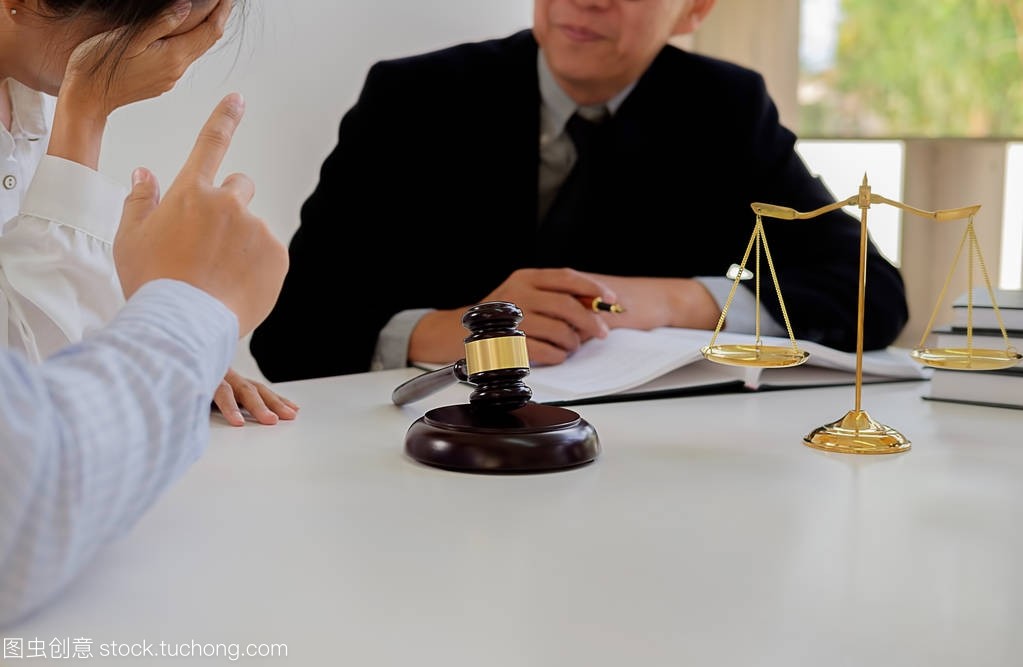 法官槌与正义律师有小组会议在法律冷杉